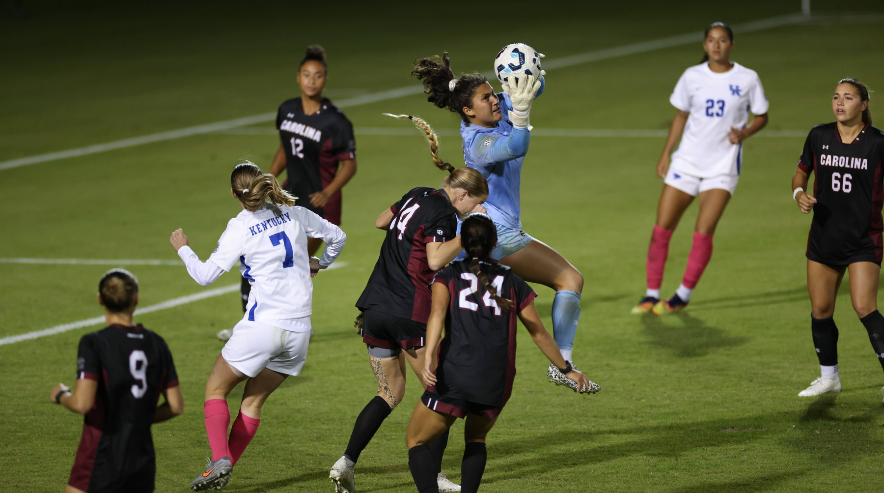Gamecocks Drop Road Match to Kentucky