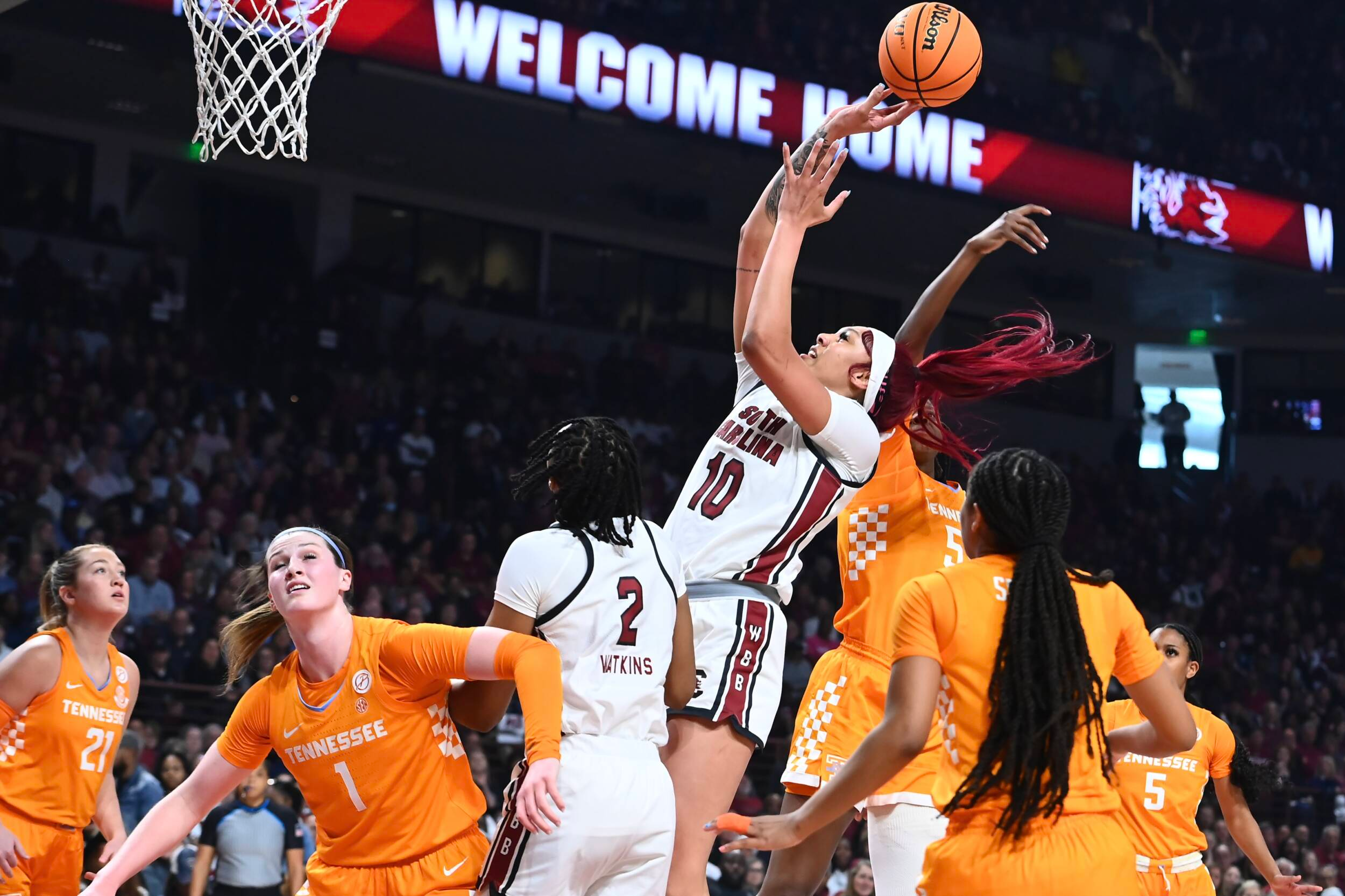 No. 1 Gamecocks finish with perfect regular season with 76-68 win over Lady Vols