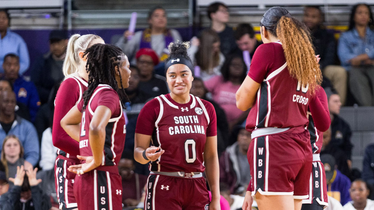Team huddles at the free throw line at East Carolina, 12/30/23