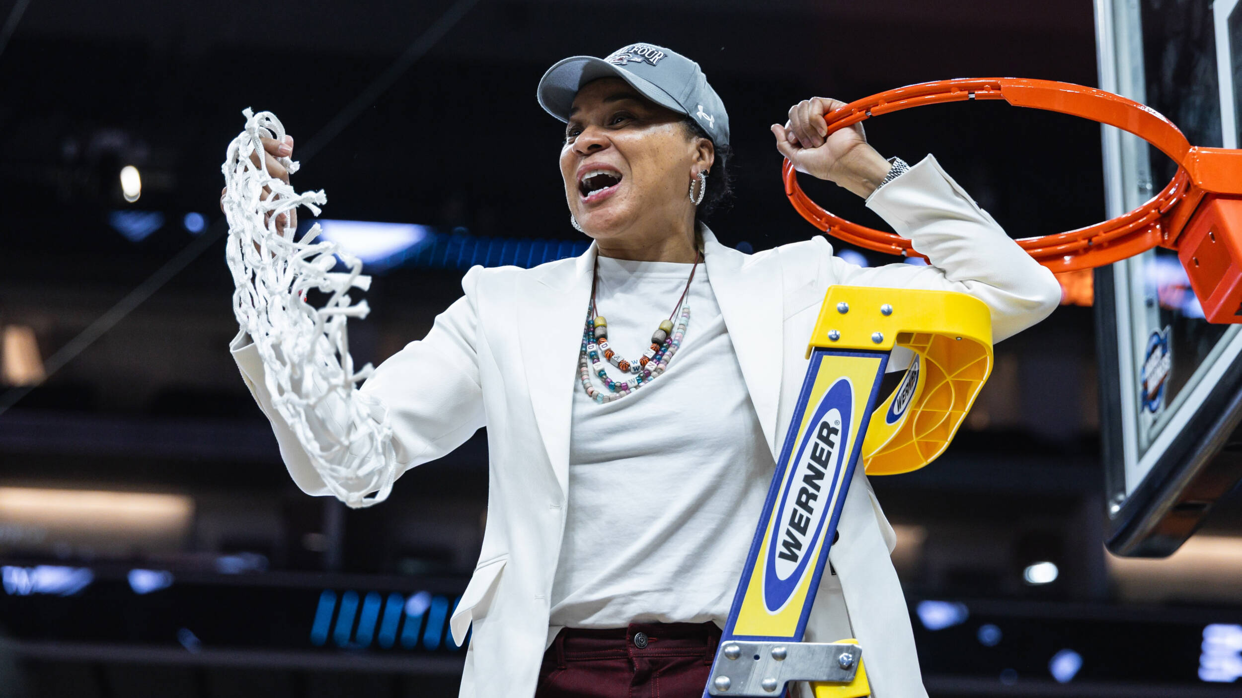 Edwards, Makeer power South Carolina into Final Four