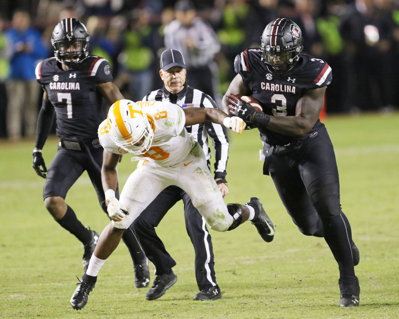 South Carolina's Javon Kinlaw picks up a Tennessee fumble and races downfield as Tennessee's Ty Chandler tries to stop him during fourth-quarter action in Columbia, S.C. on Saturday, Oct. 27, 2018. (Travis Bell/SIDELINE CAROLINA)