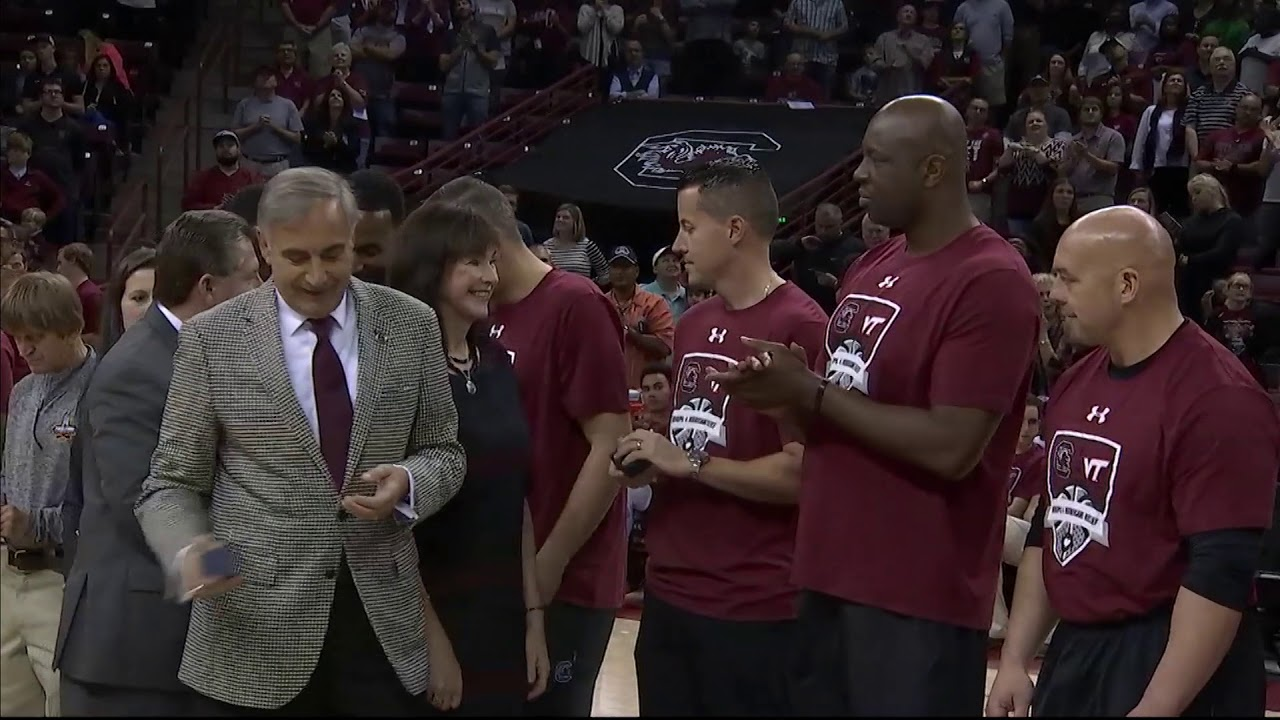 Men's Basketball Receives Final Four Rings — 11/5/17