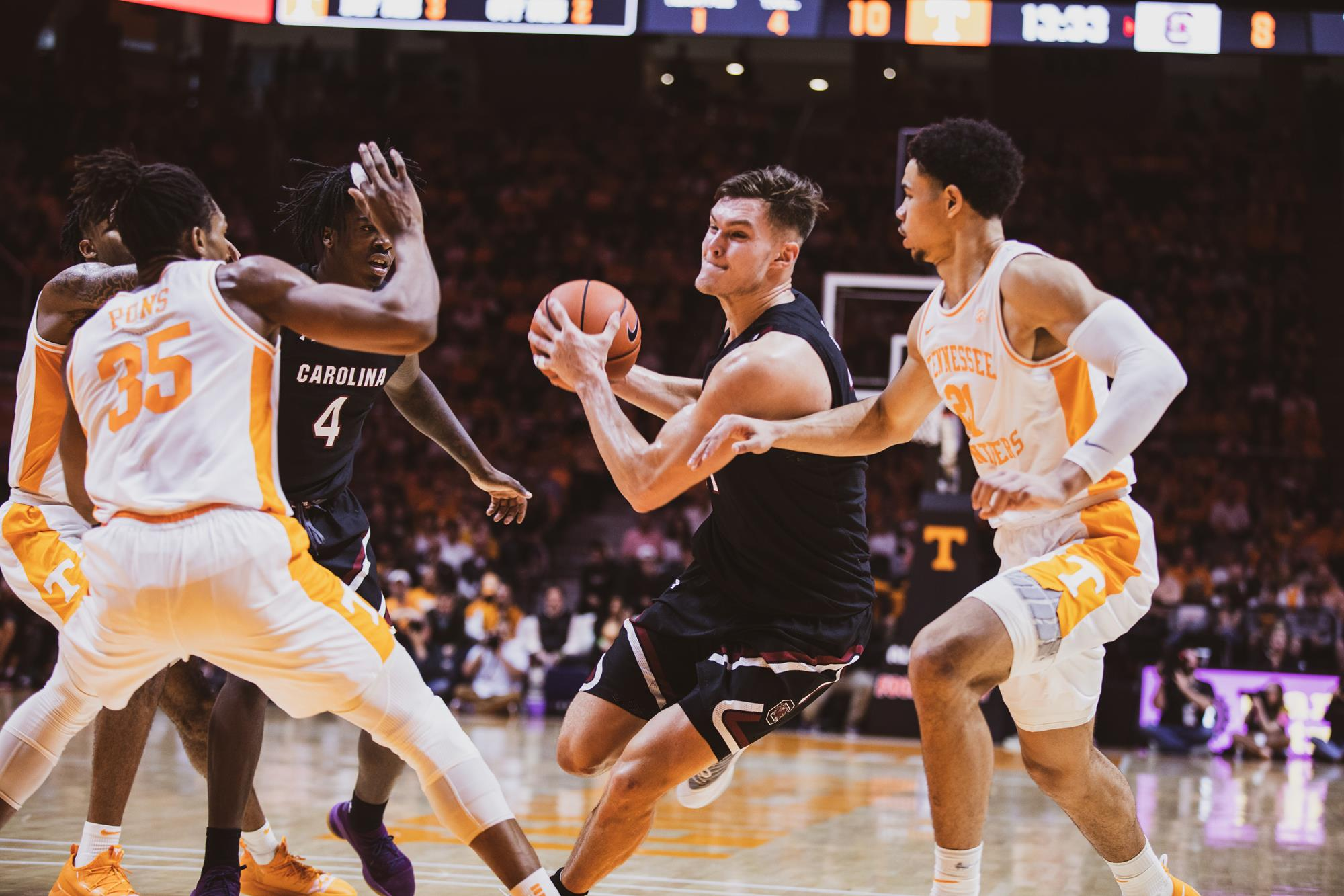 Tennessee ekes out 56-55 victory over South Carolina