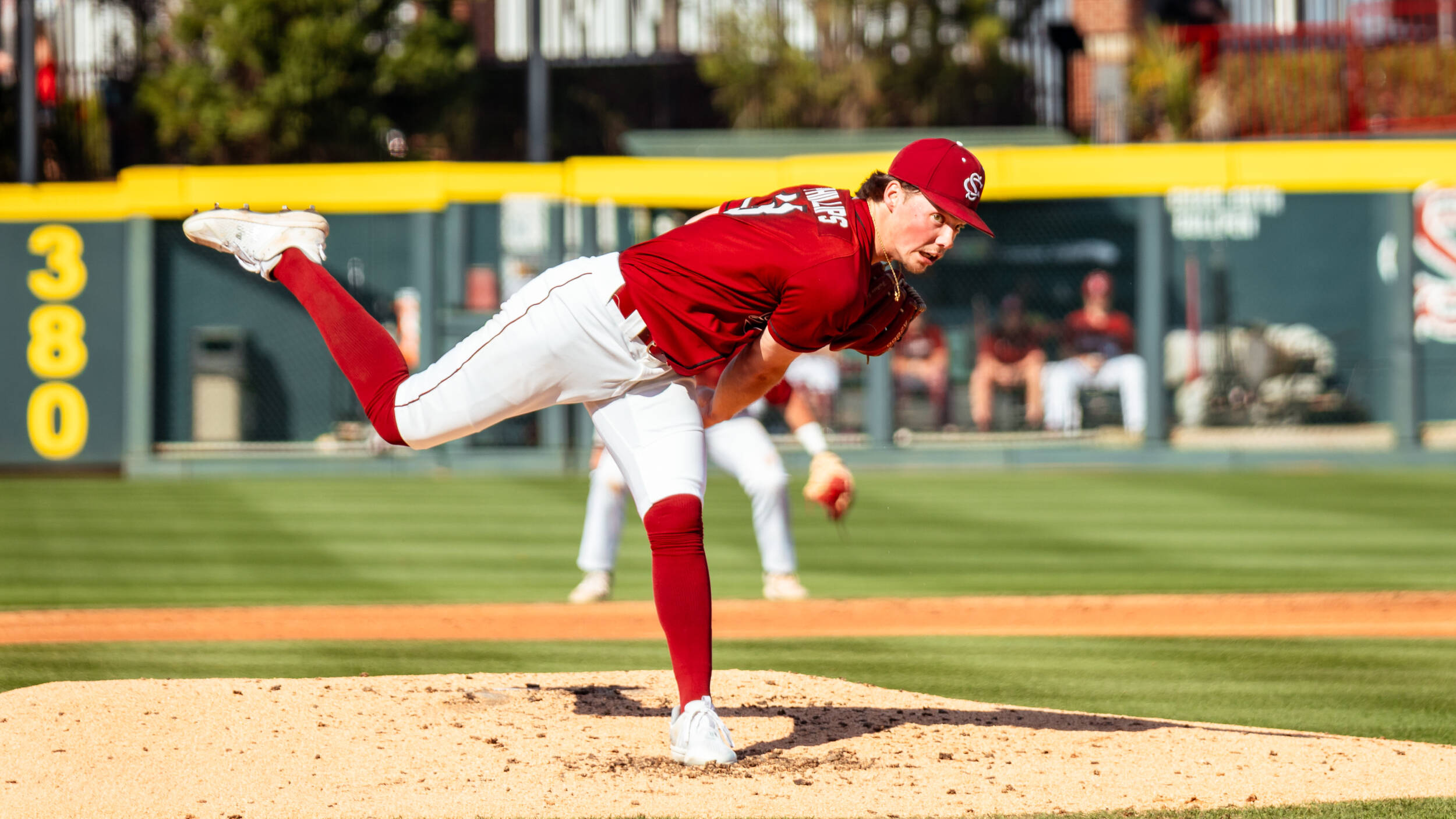 Baseball Falls to No. 4 Arkansas in Extra Innings