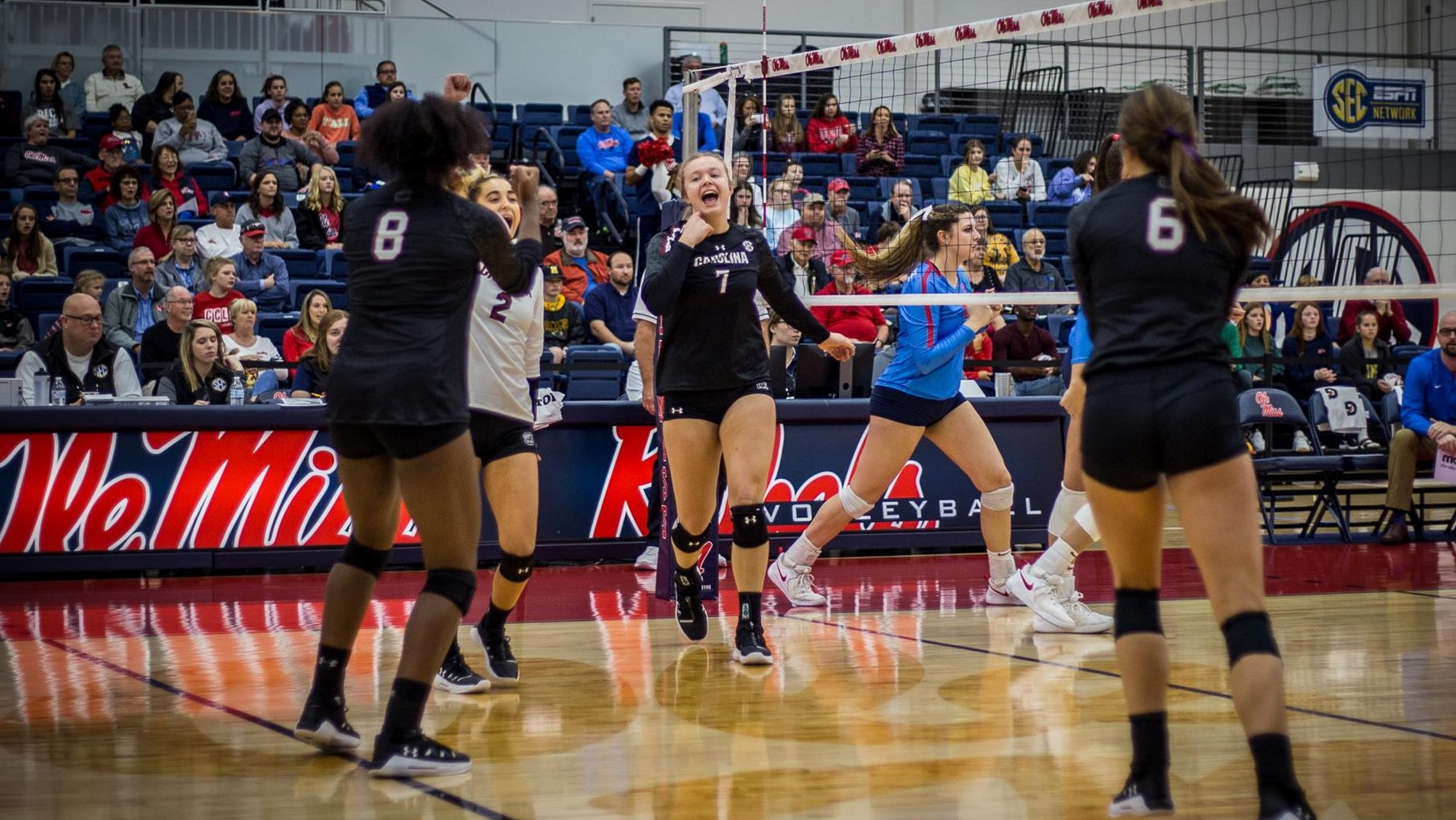 Volleyball Notches Fifth-Straight Sweep, Downs Ole Miss on the Road