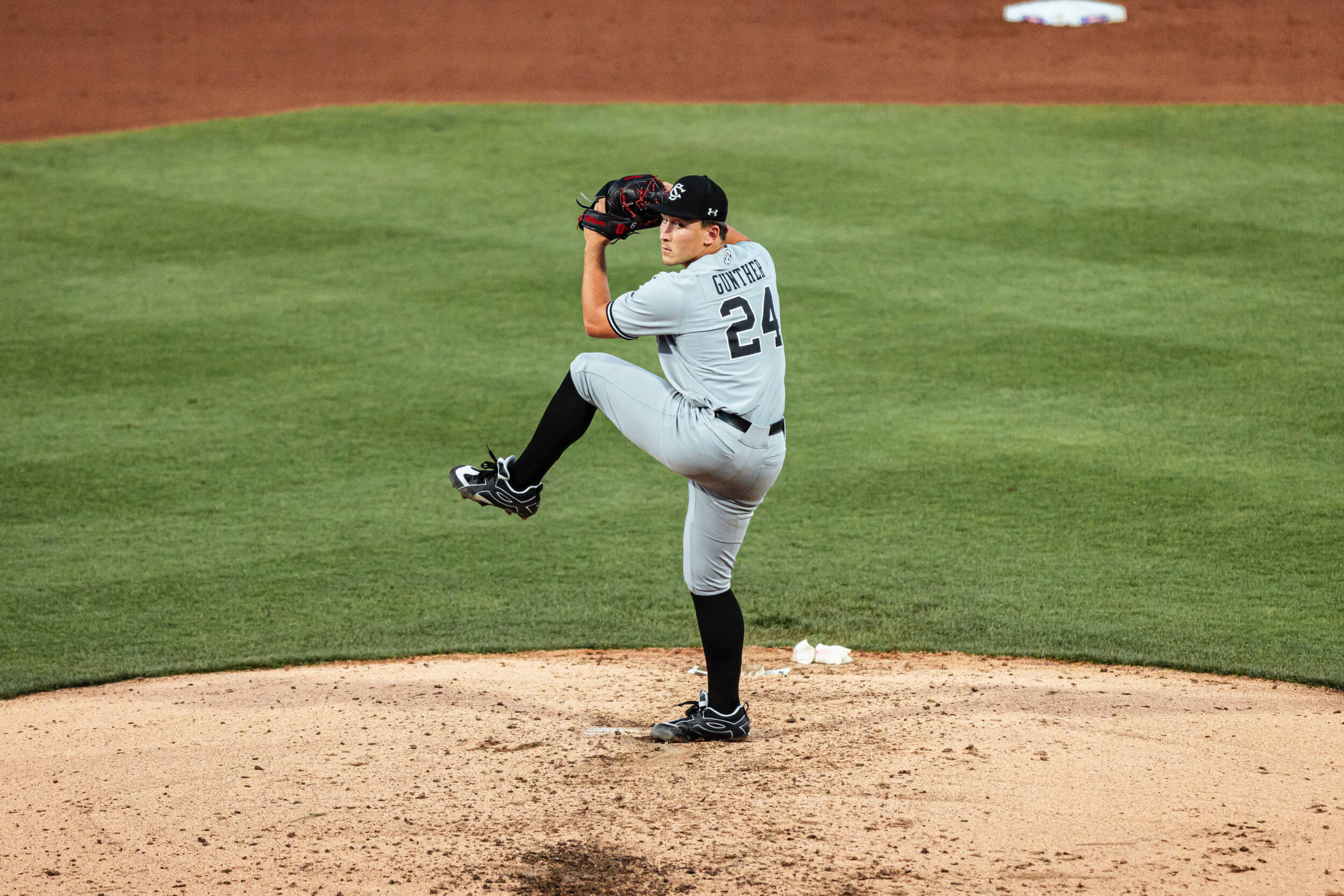 Baseball Falls in Extras at Florida in SEC Opener