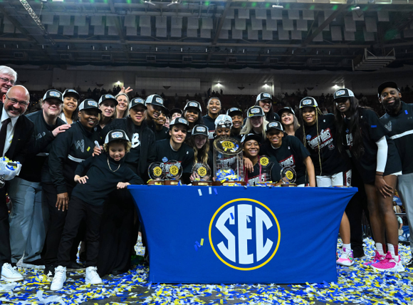 WBB: No. 1 Gamecocks, Cooke top Lady Vols 74-58 for SEC title