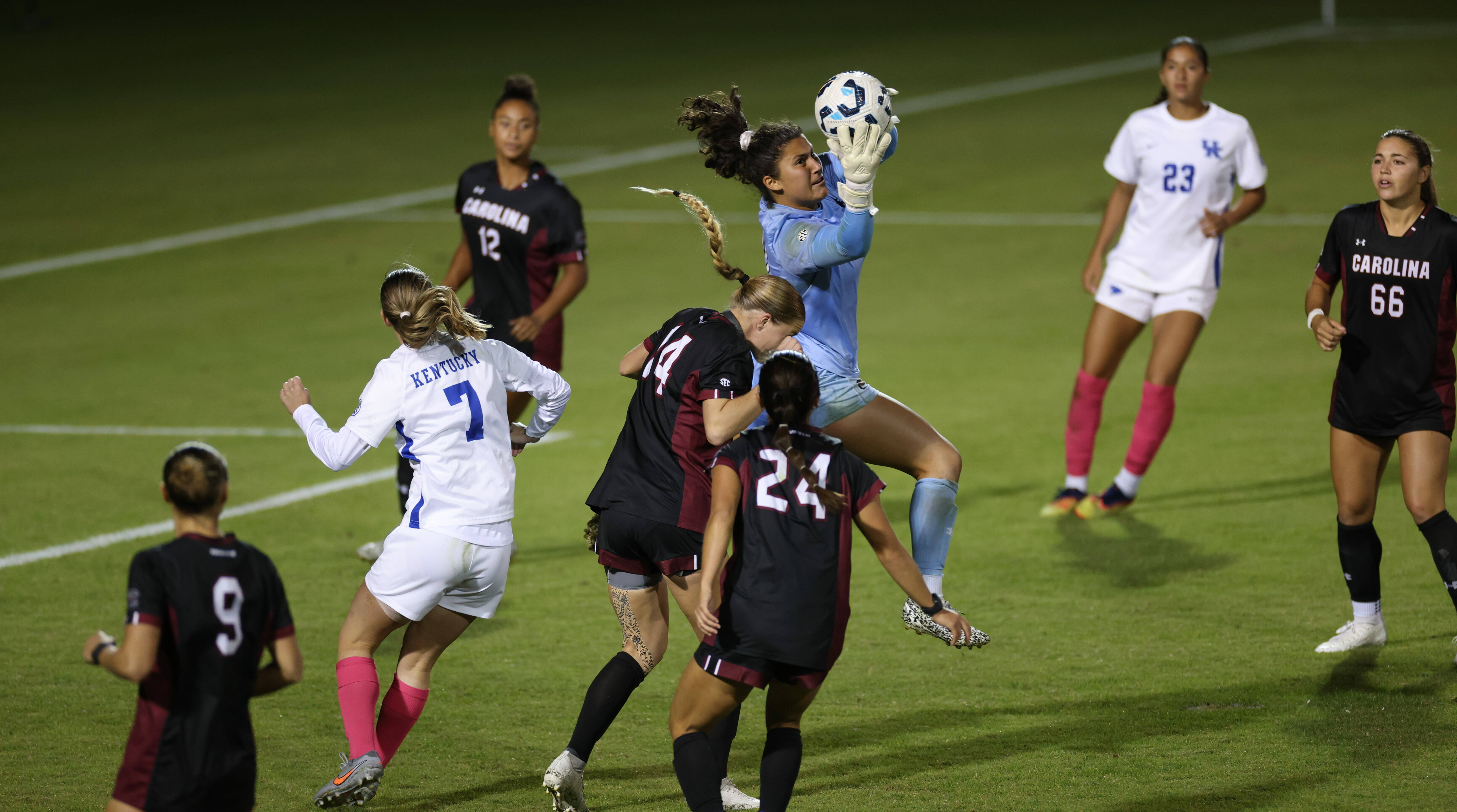 Gamecocks Drop Road Match to Kentucky