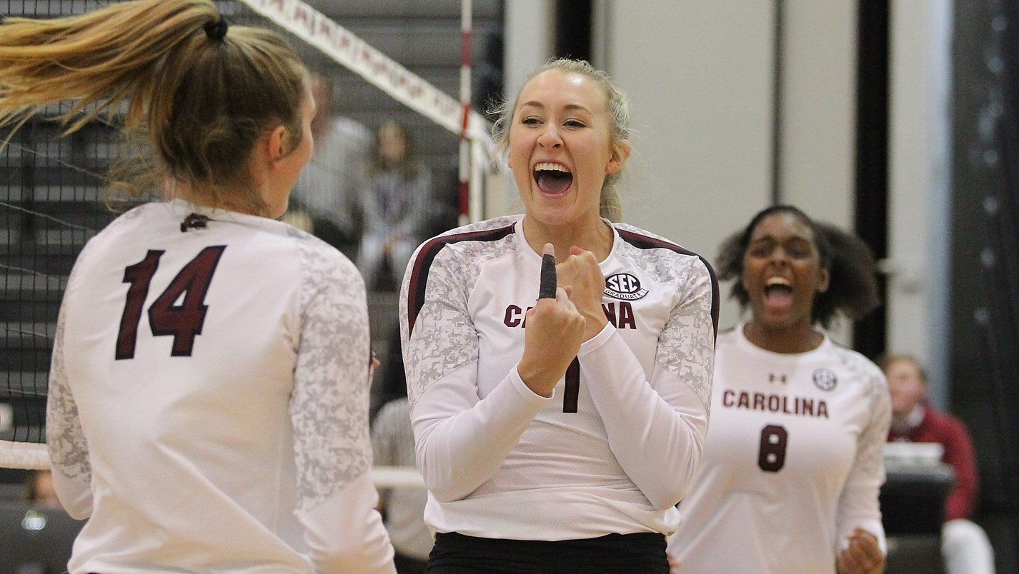 Volleyball Finishes Regular Season With Emphatic Sweep of Arkansas