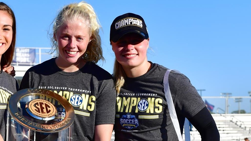ESPNW Honors Krzeczowski and Fisk as All-Americans