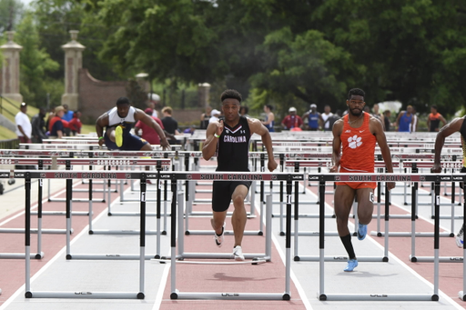 Isaiah Moore runs a PR time of 13.39 at the 2019 Gamecock Invitational | April 13, 2019 | Photo by Allen Sharpe
