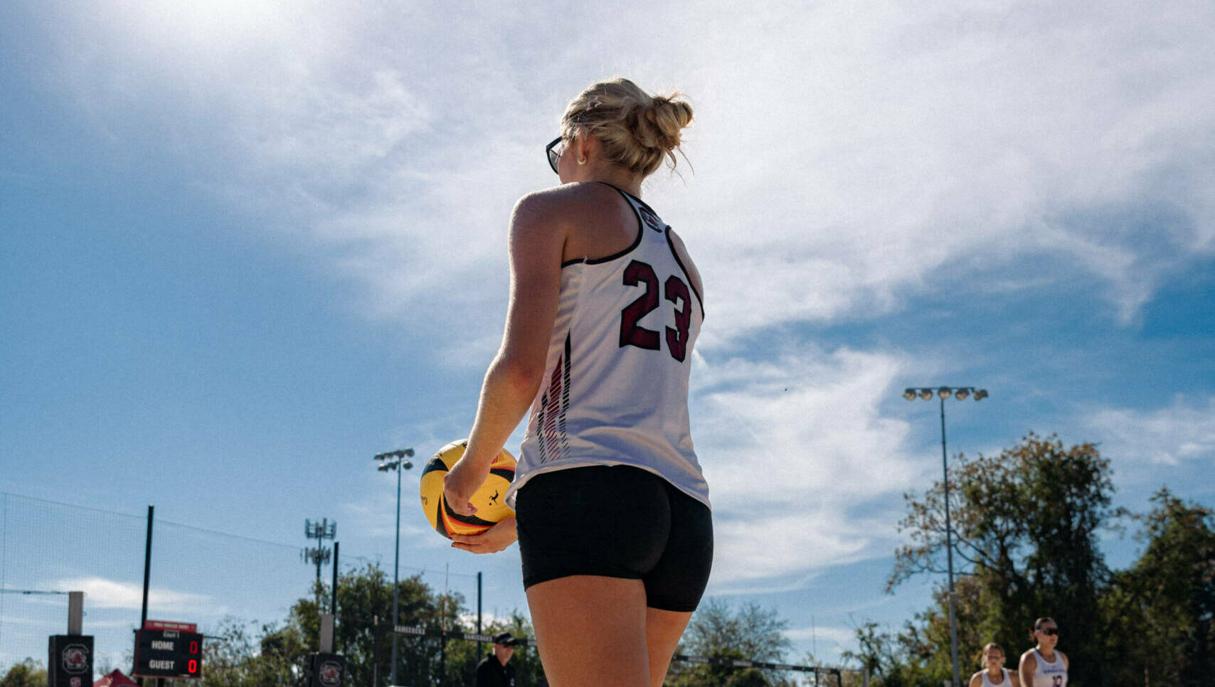 Beach Volleyball Splits Matches on Final Day of Dolphin Duals