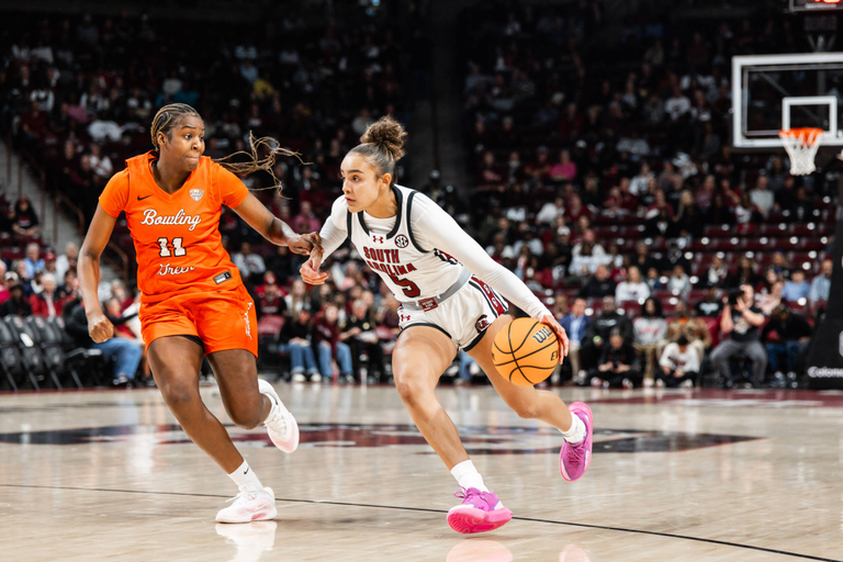 Tessa Johnson dribble past a Bowling Green defender.
